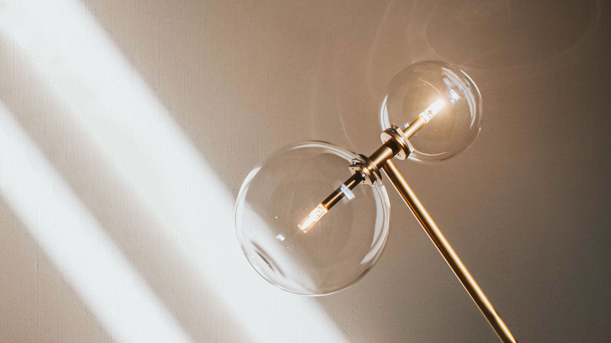Schwung Zosia Burnished Brass Transparent Globe Floor Lamp